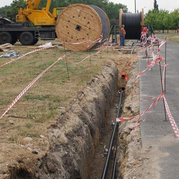прокладка кабеля в траншее